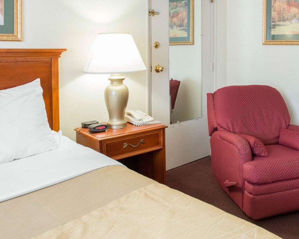 Quality Inn & Suites New Castle Room photo